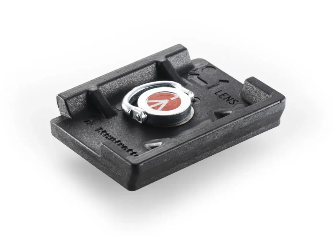 Czarna płytka z mocowaniem rc2 i oznaczeniem "LENS". Posiada metalowy gwint i logo Manfrotto.